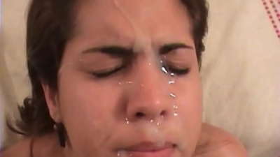 Brunette Latin qurux badan waxay leedahay galmo qallafsan